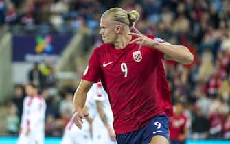 epa10857110 Erling Haaland celebrates the 1-0 goal during the UEFA Euro 2024 qualifying group A soccer match between Norway and Georgia, in Oslo, Norway, 12 September 2023.  EPA/Lise Aserud  NORWAY OUT
