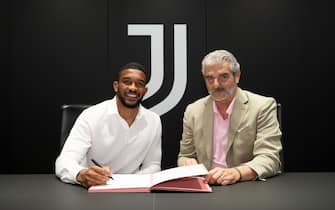 TURIN, ITALY - JULY 20: Gleison Bremer, pictured with Maurizio Arrivabene, signing with Juventus on July 20, 2022 in Turin, Italy. (Photo by Daniele Badolato - Juventus FC/Juventus FC via Getty Images)