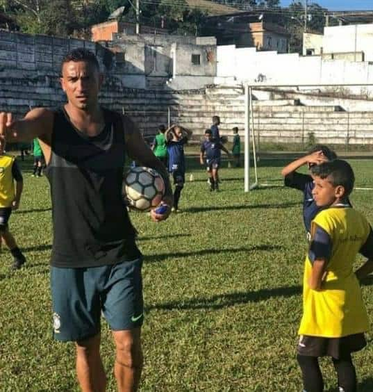 Danilo allenatore con i suoi bambini