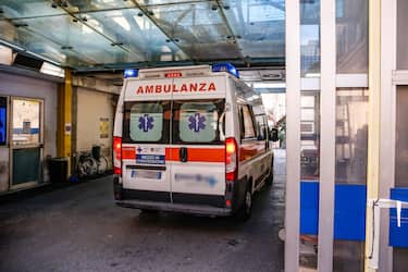 ambulanza-umberto-i-policlinico-ansa