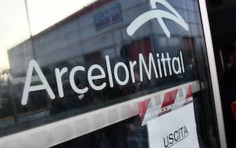 Un momento del primo presidio e corteo durante l'emergenza Coronavirus degli operai della ArcelorMittal, dopo l'arrivo delle lettere di cassa integrazione da parte dell'azienda, Genova, 18 maggio 2020. ANSA/LUCA ZENNARO