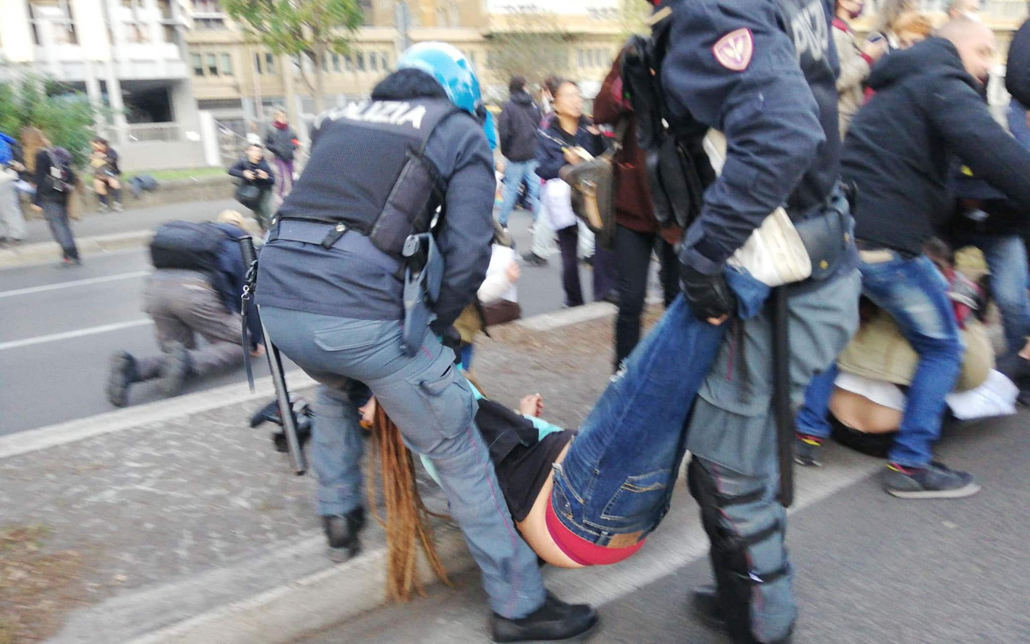 Police cleared the demonstrators of the "Climate camp" who were sitting in the central lane of via Cristoforo Colombo in Rome, blocking traffic towards the center, Italy, 30 October 2021. The activists allowed themselves to be lifted by passive resistance. At the moment the middle lane has been cleared while the demonstrators continue to occupy the side lane, sitting or lying on the asphalt. "If it does not change, we will block the city," climate activists scream.
ANSA/CLIMATE CAMP PRESS OFFICE
+++ ANSA PROVIDES ACCESS TO THIS HANDOUT PHOTO TO BE USED SOLELY TO ILLUSTRATE NEWS REPORTING OR COMMENTARY ON THE FACTS OR EVENTS DEPICTED IN THIS IMAGE; NO ARCHIVING; NO LICENSING +++