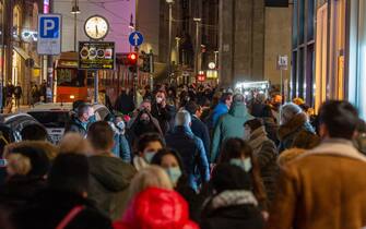Zona arancione, folla e shopping in centro per il primo sabato di saldi invernali