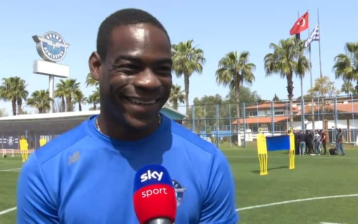 Balotelli ha concluso con questo sorriso l'intervista con Peppe Di Stefano Balotelli ha concluso con questo sorriso l'intervista con Peppe Di Stefano