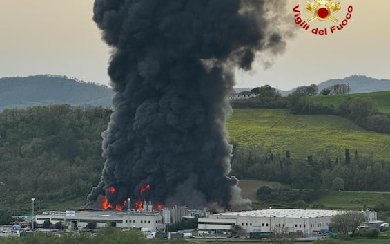 umbertide incendio e colonna di fumo in azienda materie plastiche verifiche ambientali