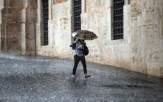 Turisti si riparano dalla pioggia per il temporale abbattutosi sulla Capitale, Roma, 03 settembre 2024. ANSA/ANGELO CARCONI