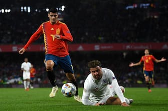 SEVILLE, SPAIN - OCTOBER 15:  Kyle Walker of England battle for the ball with Alvaro Morata of Spain during the UEFA Nations League A group four match between Spain and England at Estadio Benito Villamarin on October 15, 2018 in Seville, Spain.  (Photo by David Ramos/Getty Images)