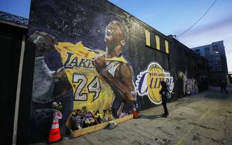 LOS ANGELES, CALIFORNIA - FEBRUARY 13: A mural depicting deceased NBA star Kobe Bryant, painted by Jonas Never, is displayed on a building on February 13, 2020 in Los Angeles, California. Numerous murals depicting Bryant and Gianna have been created around greater Los Angeles following their tragic deaths in a helicopter crash which left a total of nine dead. A public memorial service honoring Bryant will be held February 24 at the Staples Center in Los Angeles, where Bryant played most of his career with the Los Angeles Lakers.  (Photo by Mario Tama/Getty Images)