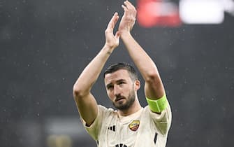 epa11004767 Roma's midfielder Bryan Cristante acknowledges supporters after the UEFA Europa League group G soccer match between Servette FC and AS Roma at the Stade de Geneve stadium in Geneva, Switzerland, 30 November 2023.  EPA/MARTIAL TREZZINI