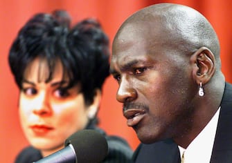 Michael Jordan in lacrime accanto alla moglie in uno dei suoi due ritiri