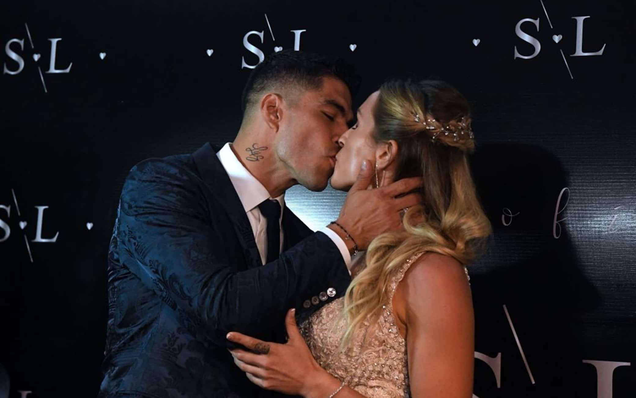 Suarez, che festa per i 10 anni di nozze con Sofia: ci sono anche Messi e  Neymar. FOTO