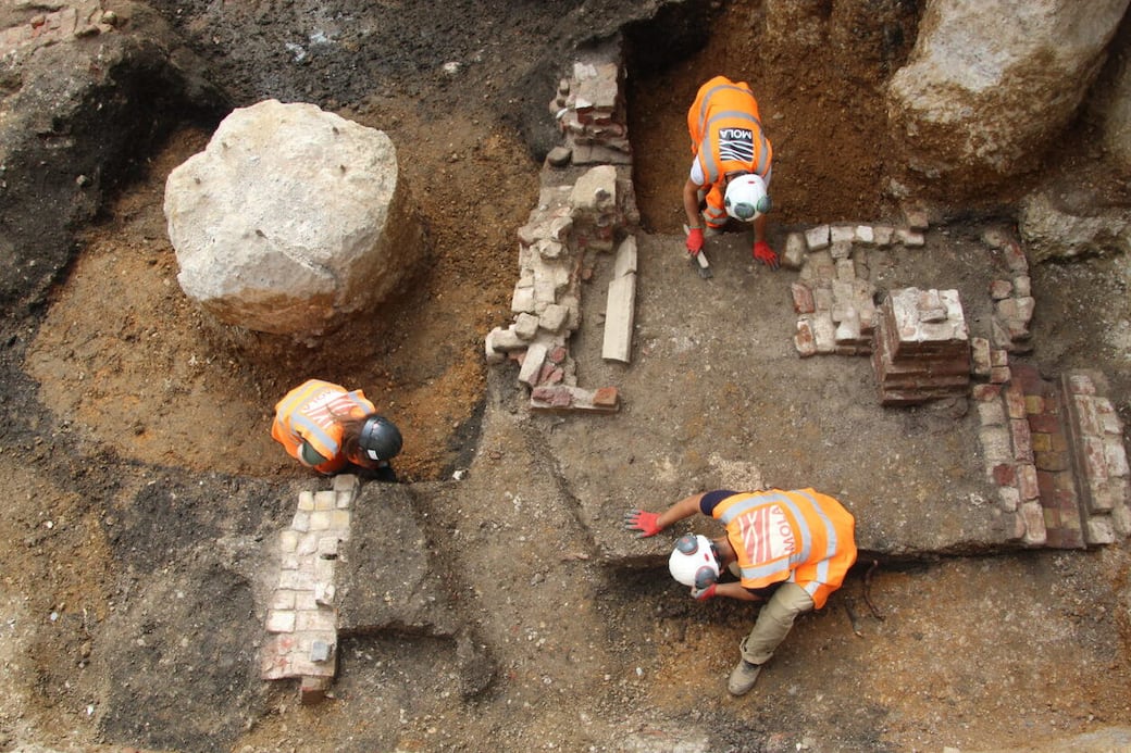 Archaeologists_excavate_the_remains_of_building_foundations_at_Holborn_Viaduct_©MOLA.jpg