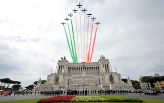 Il passaggio delle Frecce tricolori in occasione della Festa della Repubblica a Roma, sopra l'Altare della Patria