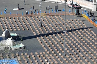 Una immagine dell'iniziativa organizzata dalla UIL, 'Mille bare a Piazza del Popolo' per ricordare le vittime del lavoro a Roma, 19 marzo 2024. 
 ANSA/MAURIZIO BRAMBATTI