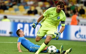 Arkadiusz Milik (L) vies vies for the ball with goalkeeper Olexandr Shovkovskiy during their Champions League football match between FC Dynamo and SSC Napoli at the Olympiyski Stadium in Kiev on September 13, 2016.  / AFP / SERGEI SUPINSKY        (Photo credit should read SERGEI SUPINSKY/AFP via Getty Images)