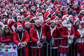 La 13° edizione del Raduno dei Babbi Natale, il 3 dicembre 2023, organizzato dalla Fondazione Forma per raccogliere fondi e sostenere l'ospedale pediatrico Regina Margherita di Torino, registra circa 30 mila partecipanti. ANSA/JESSICA PASQUALON