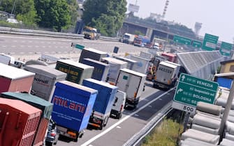 GRAVE INCIDENTE STRADALE TRA MEZZI PESANTI SULL'AUTOSTRADA A4 CON RIPERCUSSIONI SUL TRAFFICO (AGRATE BRIANZA - 2014-05-19, GIANPIETRO MALOSIO) p.s. la foto e' utilizzabile nel rispetto del contesto in cui e' stata scattata, e senza intento diffamatorio del decoro delle persone rappresentate