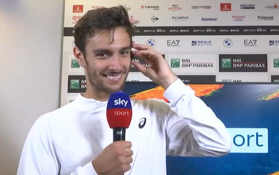 https://static.sky.it/editorialimages/d9970a2cbab3fb863eb6355d009681fee15a9430/skysport/it/tennis/video/2025/05/14/musetti-intervista-atp-roma-video/musetti-stramp.jpg?im=Resize,width=565