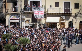 Strage di Monreale in miagliaia la piazza gremita al funerale dei tre ragazzi uccisi Palermo 02 maggio 2025 ANSA/IGOR PETYX 