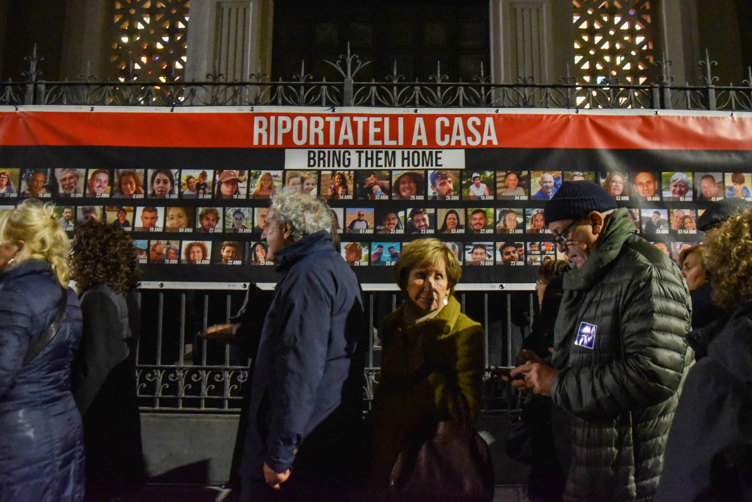 Un momento della commemorazione organizzata dalla comunità ebraica di Milano, nella sinagoga di via della Guastalla, per le vittime e chiedere la liberazione degli ostaggi a un mese dall'attacco di Hamas a Israele, 07 novembre 2023.
ANSA/MATTEO CORNER