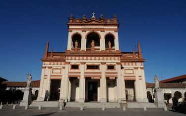 GARLASCO (PAVIA) - SCOPERTA LA SORGENTE DI ACQUA MIRACOLOSA VICINO AL SANTUARIO MADONNA DELLA BOZZOLA - ARRIVANO A CENTINAIA OGNI SABATO E DOMENICA DA CIRCA UN MESE CON ALMENO UN PAIO DI BOTTIGLIE VUOTE A TESTA DA RIEMPIRE CON L ACQUA MIRACOLOSA CHE SGORGA AL CAMPO PREVOSTA IN VIA CA BASSA - GLI ZAMPILLI DELLA FONTE DI IVO PIGNATTI COMMERCIANTE 80ENNE DI VIGEVANO AVREBBERO INSPIEGABILI CAPACITÀ CURATIVE