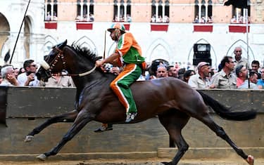 Jockey Giovanni Atzeni, called Tittia, on horse Violenta Da Codia, wins the historical Italian horse race Palio di Siena, in Siena, Italy, 02 July 2023. 
ANSA/CLAUDIO GIOVANNINI