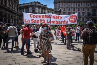 Manifestazione in piazza Duomo contro la giunta Fontana della Regione Lombardia per la gestione della sanità durante l’emergenza coronavirus Covid-19