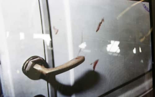 La macchia di sangue sulla porta