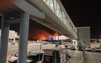 Il  vasto incendio che si è sviluppato sulle montagne attorno all'aeroporto Falcone - Borsellino di Palermo è arrivato a lambire la zona perimetrale dello scalo che è stato chiuso al traffico, Palermo 25 luglio 2023 ANSA/NPK