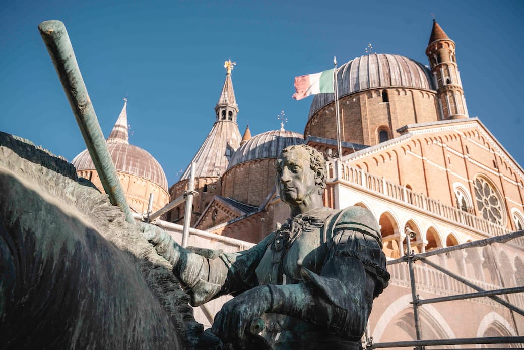 Una fase dello smontaggio del cavaliere dalla statua equestre del Gattamelata a Padova. Foto scattata da Marco Borrelli