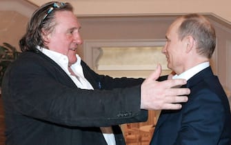 TOPSHOT - Russian President Vladimir Putin (R) greets French actor Gerard Depardieu during their meeting in Putin's residence in Sochi on January 5, 2013. Putin earlier granted citizenship to Depardieu after the French movie star said he was quitting his homeland to avoid paying a new millionaires' tax.  AFP PHOTO/ RIA-NOVOSTI/ MIKHAIL KLIMENTYEV (Photo by MIKHAIL KLIMENTYEV / RIA-NOVOSTI / AFP) (Photo by MIKHAIL KLIMENTYEV/RIA-NOVOSTI/AFP via Getty Images)