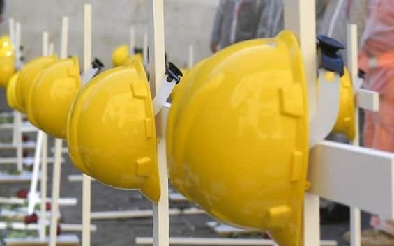 incidente sul lavoro nel bolognese morto operaio travolto da un muletto