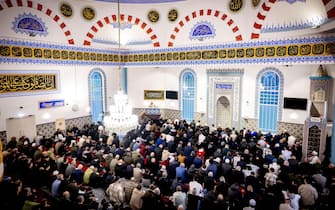 epa11998646 Muslims perform morning prayers at the Mevlana Mosque during Eid-al-Fitr at the end of the Islamic fasting month of Ramadan, in Rotterdam, the Netherlands, 30 March 2025.  EPA/Robin Utrecht