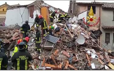 Una palazzina è crollata vicino a Roma probabilmente in seguito a un'esplosione dovuta ad una fuga di gas. E' accaduto nel comune di Canale Monterano. Sul posto vigili del fuoco, protezione civile e carabinieri. Dalle prime informazioni, due persone sono state estratte dai vigili del fuoco e affidate alle cure del 118. Mentre un terzo residente è ancora sotto le macerie ma è stato individuato dai pompieri che sono al lavoro per estrarlo.
ANSA/VIGLI DEL FUOCO +++ ANSA PROVIDES ACCESS TO THIS HANDOUT PHOTO TO BE USED SOLELY TO ILLUSTRATE NEWS REPORTING OR COMMENTARY ON THE FACTS OR EVENTS DEPICTED IN THIS IMAGE; NO ARCHIVING; NO LICENSING +++ NPK +++