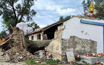 Vigili del fuoco al lavoro per le forti piogge che stanno interessando il Veneto, in particolare le province di Rovigo, Verona, Padova e Venezia. Criticità sono segnalate a Rosolina (Rovigo) e nei comuni del medio Polesine tra Ceregnano, Villadose e Crespino, dove sono impegnate anche squadre della Protezione civile. Più di 100 gli interventi effettuati dalle squadre dei vigili del fuoco, 5 settembre 2024 ANSA / ufficio stampa Vigili del fuoco ANSA PROVIDES ACCESS TO THIS HANDOUT PHOTO TO BE USED SOLELY TO ILLUSTRATE NEWS REPORTING OR COMMENTARY ON THE FACTS OR EVENTS DEPICTED IN THIS IMAGE; NO ARCHIVING; NO LICENSING NPK