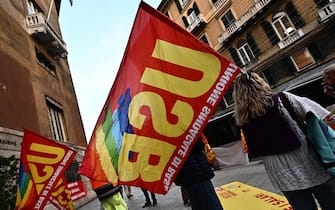 Un momento della manifestazione contro il carovita indetta dal sindacato USB sotto il palazzo della Prefetttura, Genova, 26 ottobre 2022. ANSA/LUCA ZENNARO