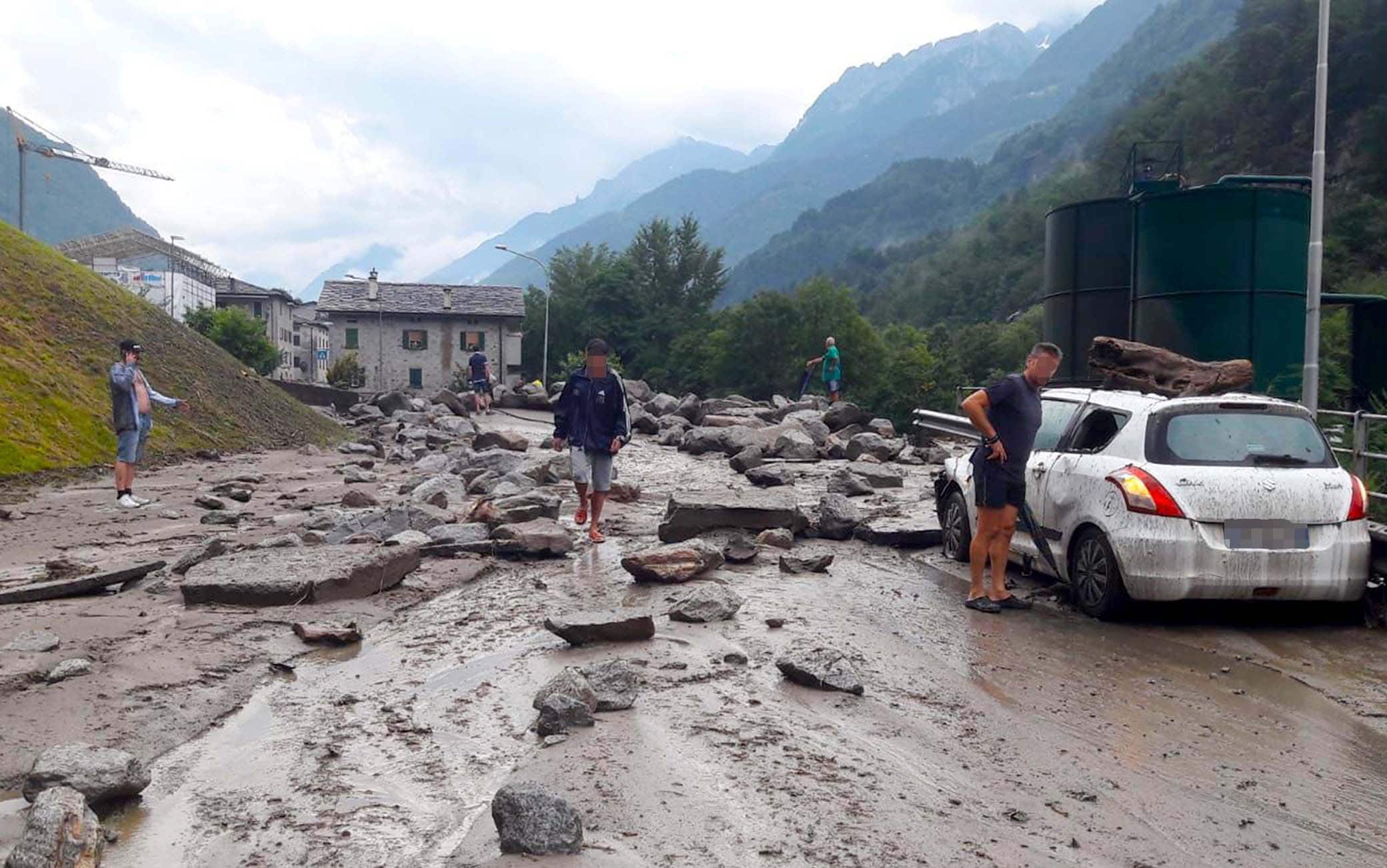 CHIAVENNA, FRANA SI ABBATTE SULLA SS36 E COINVOLGE AUTO E CAPANNONI - FOTO (ANSA/ANP) 