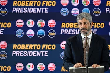 Roberto Fico in  conferenza stampa a Napoli   nel suo comitato elettorale ,  24  novembre   2025. ANSA / CIRO FUSCO
