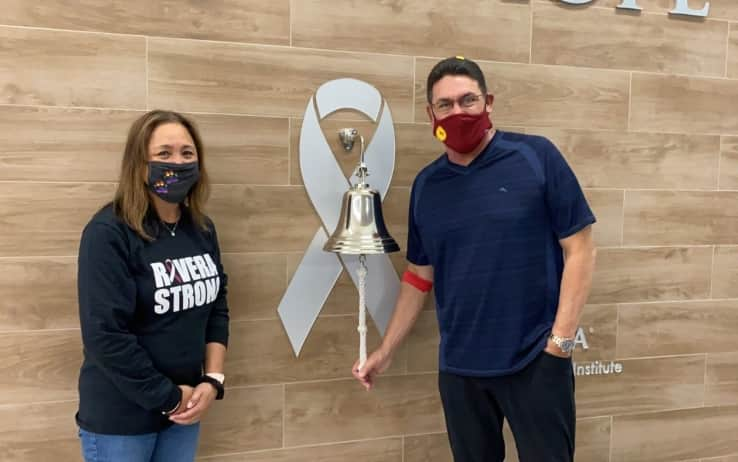 Ron Rivera al Inova Schar Cancer Institute, suona la campana che celebra la fine percorso di cura del suo tumore