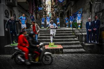 Gli undici giocatori azzurri, con al fianco il tecnico Spalletti e il presidente De Laurentiis, sagome ad altezza naturale: e' questo il nuovo segno di grande amore e attesa della città di Napoli per il sogno scudetto che è stato posto dai tifosi partenopei dei Quartieri Spagnoli sulle scale di Vico Colonne a Cariati, nel pieno dei vicoli del centro, a 50 metri da piazzetta Maradona,  Napoli 26 Febbraio  2023. ANSA/CESARE ABBATE