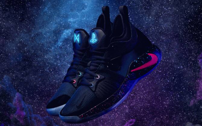 Bernardeschi le nuove scarpe come una consolle. Nella NBA un precedente con Paul George. FOTO Sky Sport