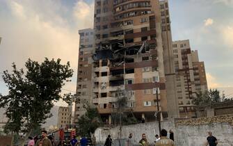 attacco israele contro iran TEHRAN, IRAN - JUNE 13: A view of a damaged building in the Iranian capital, Tehran, following an attack, on June 13, 2025. Israeli Defense Minister Israel Katz has announced that Israel conducted strikes on Iran. (Photo by Fatemeh Bahrami/Anadolu via Getty Images)