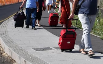 passeggeri spingono trolley