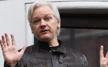 epa07498371 (FILE) - Wikileaks founder Julian Assange speaks to reporters on the balcony of the Ecuadorian Embassy in London, Britain, 19 May 2017 (reissued 11 April 2019). Reports state on 11 April 2019 that Wikileaks founder Julian Assange was arrested at the Ecuadorian Embassy in London. Assange claimed political asylum in the embassy in June 2012 after he was accused of rape and sexual assault against women in Sweden.  EPA/FACUNDO ARRIZABALAGA *** Local Caption *** 55004940