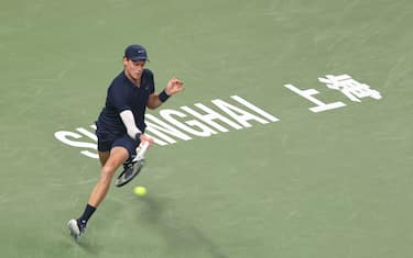 SHANGHAI, CHINA - OCTOBER 04: Jannik Sinner of Italy competes against Daniel Altmaier of Germany in the Men's Singles 2nd round match on day 6 of the 2025 Shanghai Rolex Masters at Qi Zhong Tennis Center on October 04, 2025 in Shanghai, China.  (Photo by Hu Chengwei/Getty Images)