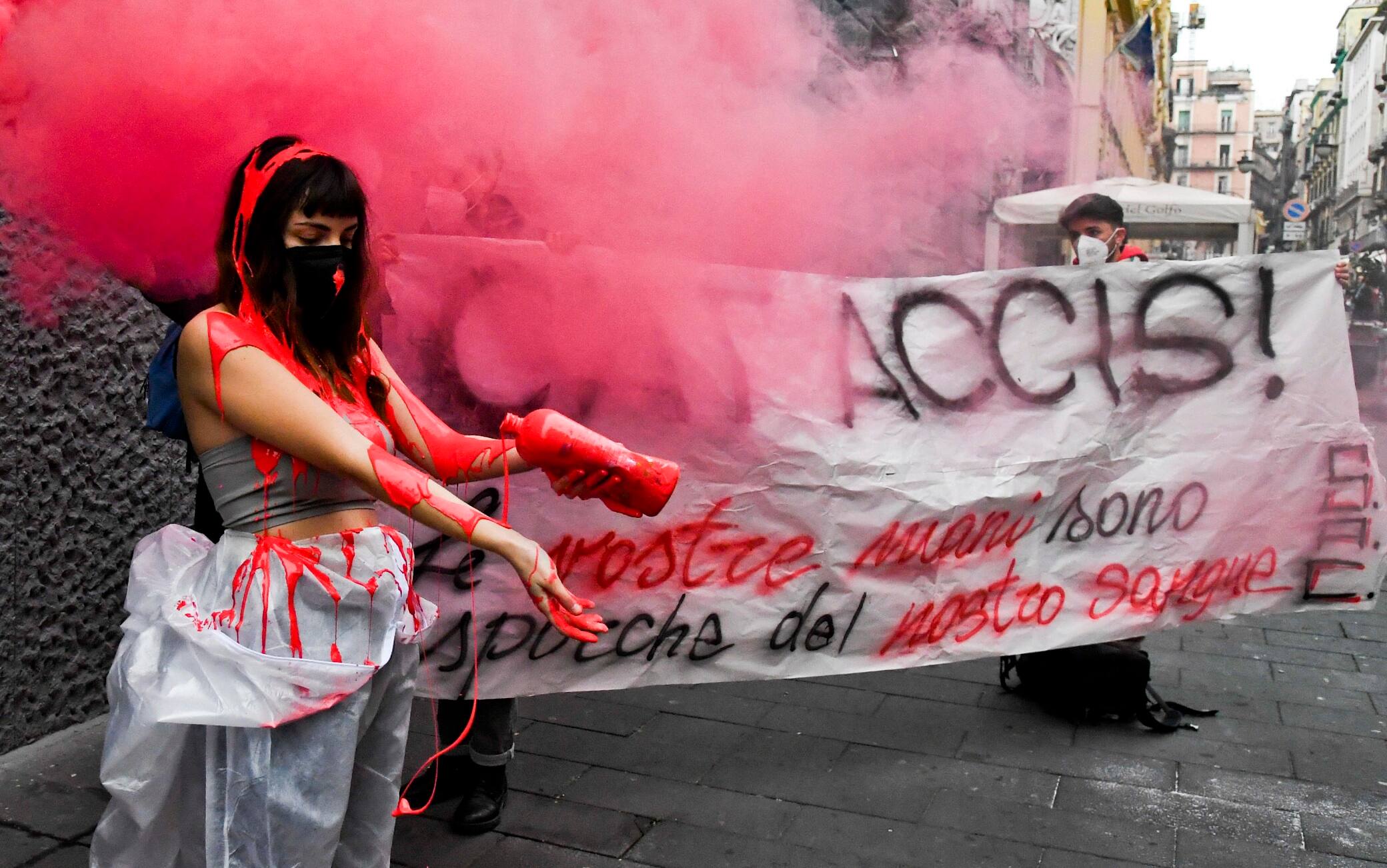 Il flash mob degli studenti che si sono versati vernice rossa sul corpo,  davanti alla sede del Pd, Napoli, 18 febbraio 2022. L'iniziativa degli 'Studenti autorganizzati campani' e 'Potere al Popolo ex opg'  apre a Napoli le manifestazioni studentesche contro l'alternanza scuola lavoro ed indette per la morte dei due ragazzi , Lorenzo e Giuseppe, durante uno stage lavorativo. ANSA / CIRO FUSCO