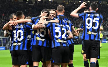 Inter Milan s defender Matteo Darmian (C )celebrates with teammates  after scoring during the Serie A soccer match between Inter MIlan and Atalanta at the Giuseppe Meazza stadium in Milan, Italy, 28 February 2024. ANSA/DANIEL DAL ZENNARO