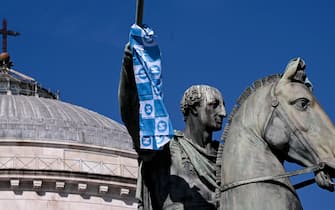 Una bandiera del Napoli legata ad una delle statue equestri di piazza del Plebiscito a Napoli dove i festeggiamenti per lo scudetto, 5 maggio  2023.  ANSA / CIRO FUSCO