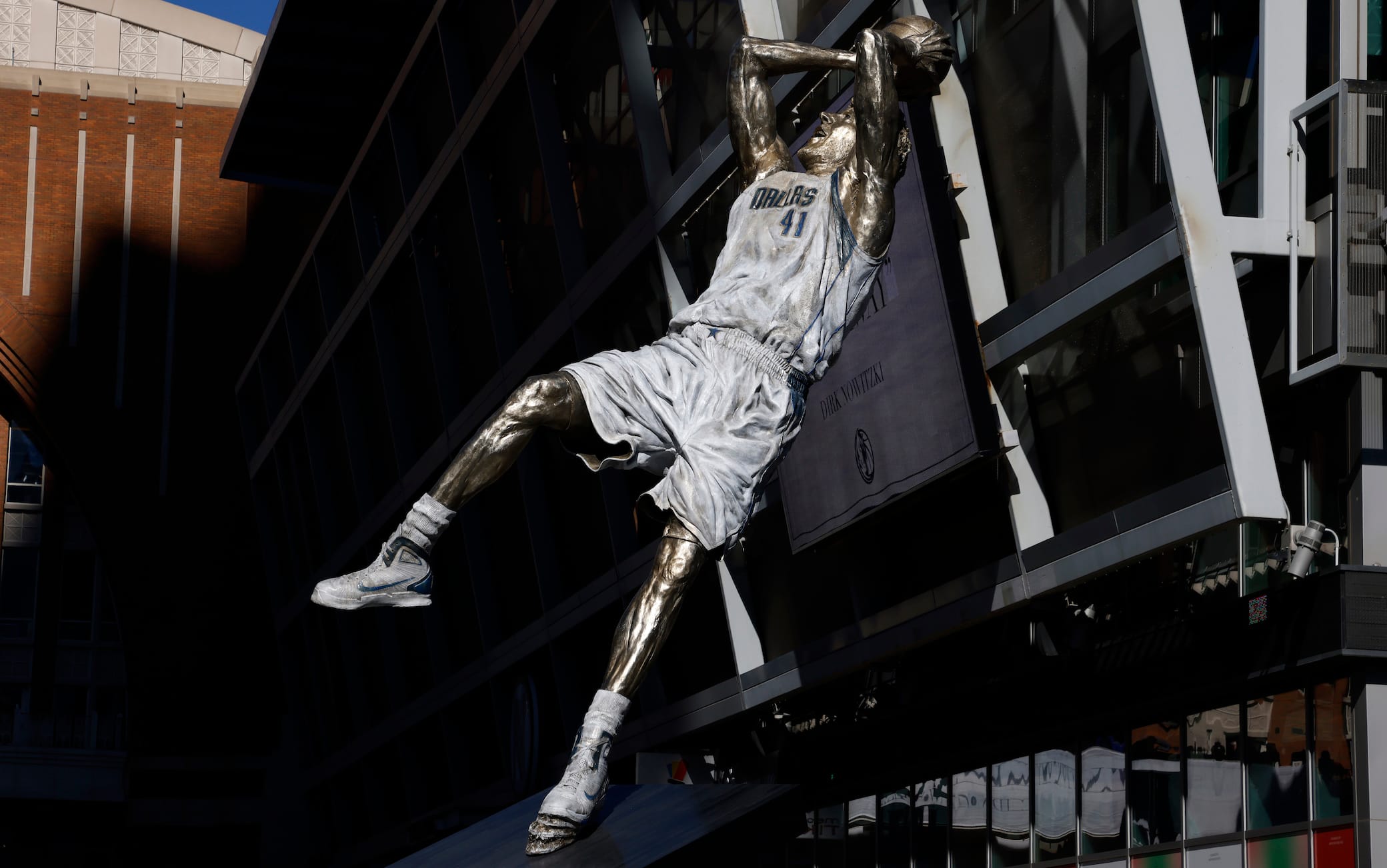 NBA, i Dallas Mavericks svelano la statua in onore di Dirk Nowitzki. VIDEO  | Sky Sport