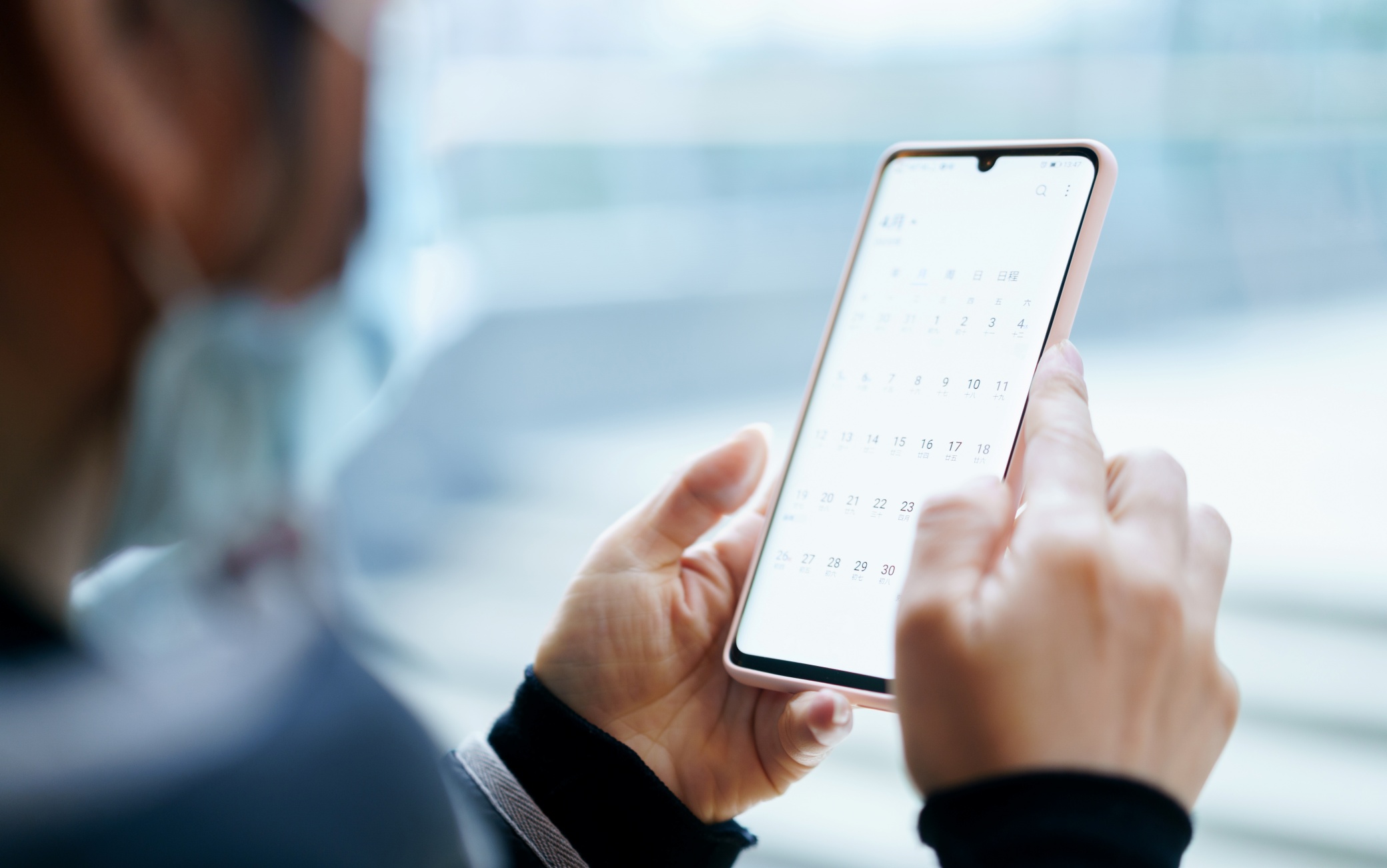 donna con smartphone e calendario